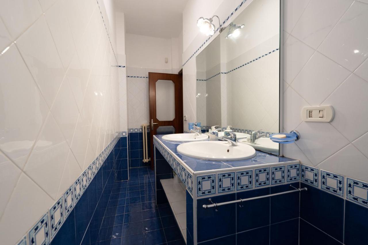 Universita & Stazione Airy Apartment With Parking Бари Экстерьер фото